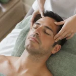 Massage du visage pendant un soin en cabine